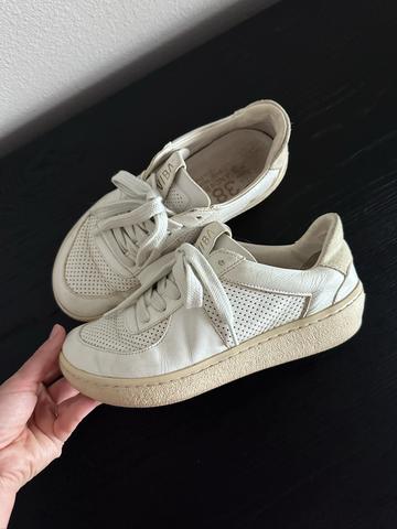 Court sneakers