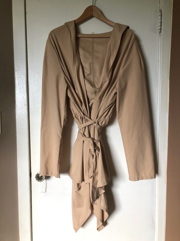 Lightweight jacket with tie