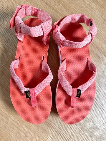 Universal platform sandals