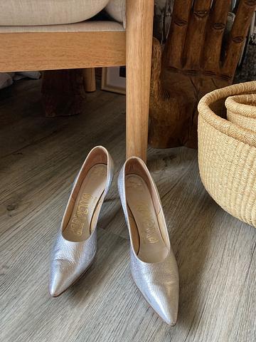 Silver pumps