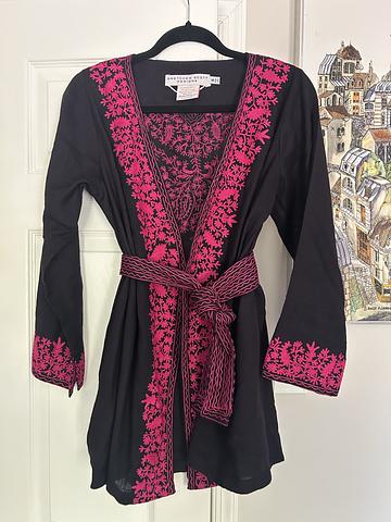 Embroidered light wool jacket with tie belt